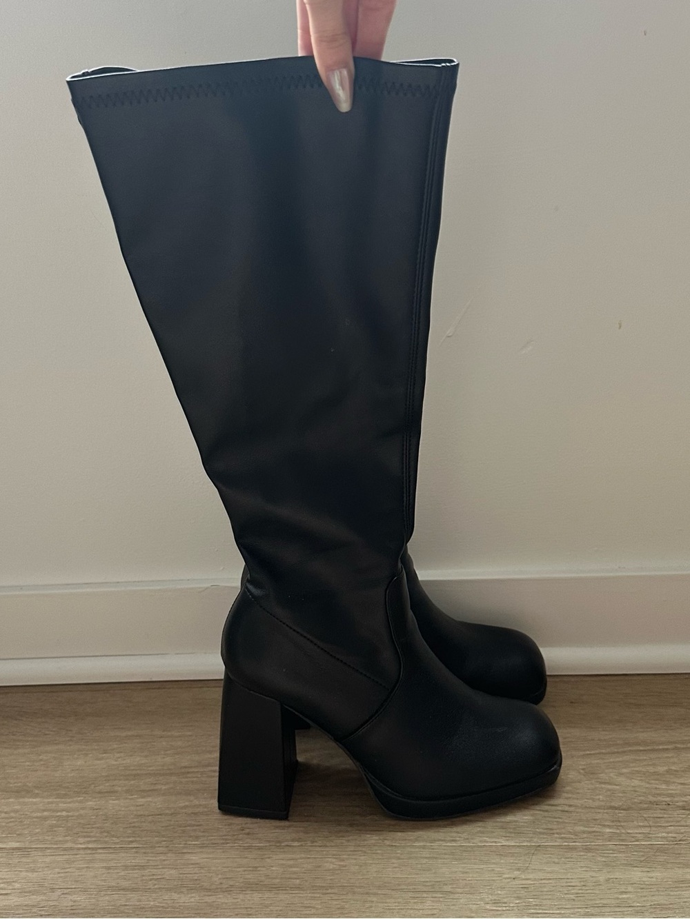 PrettyLittleThing Classic Women's Black Knee-High Block Heel Boots